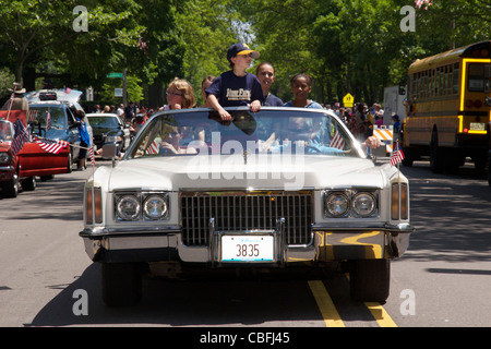 1972 Cadillac Eldorado Cabrio voll von Menschen. Memorial Day Parade, River Forest, Illinois Stockfoto