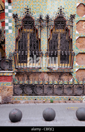 Verzierten Geländer Fenster an der Vorderseite der Casa Vicens, entworfen von Antonio Gaudi Stockfoto