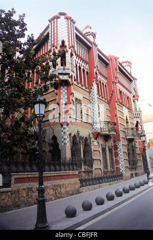 Pflaster und Ecke der Casa Vicens mit farbenfrohen Fassade Stockfoto