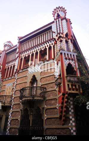 Ecke des Casa Vicens mit bunt gekachelten Fassade Stockfoto