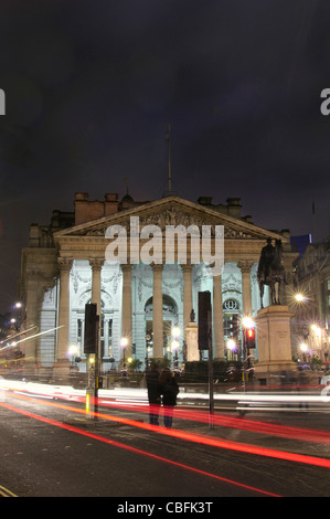 Royal Exchange in London in der Nacht mit Beschleunigung Autolichter Stockfoto