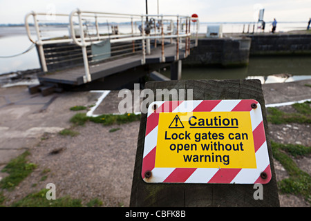 Vorsicht Schleusentore können ohne Warnschild Lydney Regeneration Hafenprojekt Fluss Severn England UK öffnen. Stockfoto