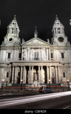 Fassade von Saint-Paul Kathedrale in der Nacht Stockfoto