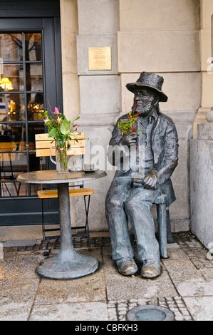Statue des polnischen Regisseurs Piotr Skrzynecki draußen ein Cafe, Krakau Stockfoto