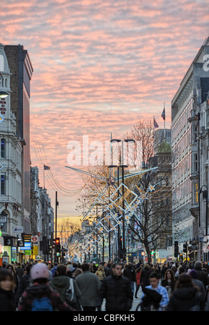 Käufer auf einer verkehrsfreien Oxford Street, London, UK, bei Sonnenuntergang Stockfoto