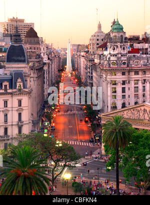 Luftaufnahme der 9 de Julio Avenue, und Obelisk (Obelisco) und Auto Lichter Spuren bei Sonnenuntergang. Buenos Aires, Argentinien, Südamerika. Stockfoto