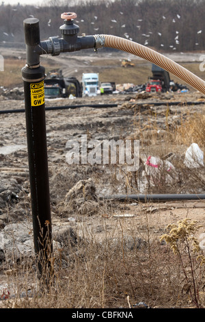 Ein Brunnen sammelt Methangas aus verfallenden Müll im St. Clair County Smith Creek Deponie. Stockfoto