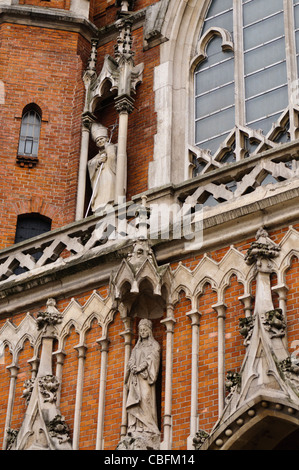 Statuen auf der Außenseite der Kirche des Heiligen Joseph, Krakau Stockfoto