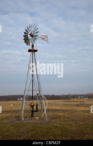 Eine Windmühle pumpt Methangas aus verfallenden Müll im St. Clair County Smith Creek Deponie. Stockfoto