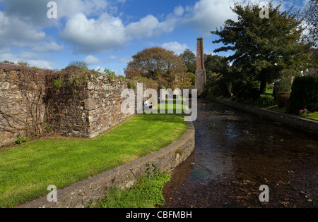 19. Jahrhundert Whisky Brennerei Kamin, über den Fluss Greagagh, Clashmore, Grafschaft Waterford, Irland Stockfoto