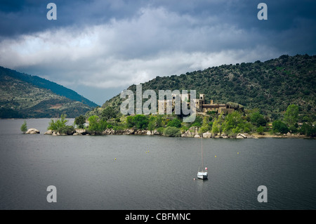 Burg auf dem Sumpf Insel von Burguillo, in der Ortschaft Tiemblo, Provinz Avila, Kastilien und Leon, Spanien, Europa Stockfoto