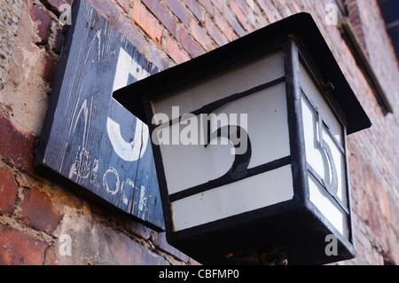 Lampe und Schild am Eingang zu Block 5 im NS-Konzentrationslager Auschwitz I Stockfoto