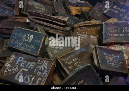 Haufen von Koffern, die Gefangenen im NS-Konzentrationslager Auschwitz I entnommen Stockfoto