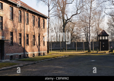 Baracken in Auschwitz I NS-Konzentrationslager mit Elektrozaun und Wachturm Stockfoto