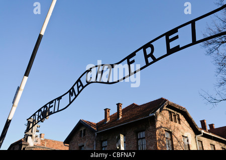 Haupteingang in Auschwitz I NS-Konzentrationslager mit Schild "Arbeit Macht Frei" Stockfoto