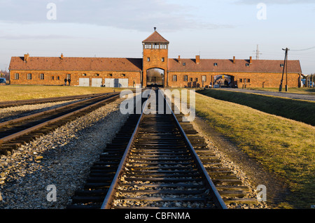 Die Rezeption an Auschwitz-Berkenhau II Konzentrationslager mit Wachturm und Torbogen, durch die Züge gebracht Gefangenen. Stockfoto