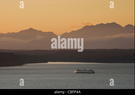 Eine US-Bundesstaat Washington Fähre macht seinen Weg durch den Puget Sound von Seattle nach Bremerton, Washington bei Sonnenuntergang. Stockfoto