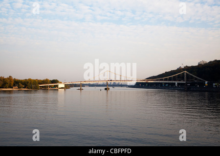 Hängebrücke über den Fluss Dnepr in Kiew, Ukraine, führt zu Naberezhno-Khrshchatyska, Podil Stockfoto