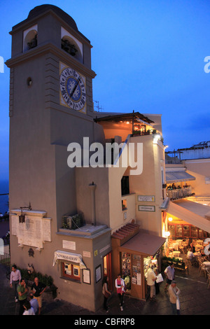 Italien, Kampanien, Capri, Piazza Umberto I, Uhrturm, Stockfoto