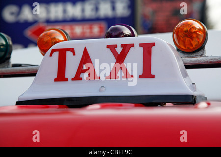 Taxischild auf dem Taxi cab in Patong in Patong, Phuket, Thailand Stockfoto