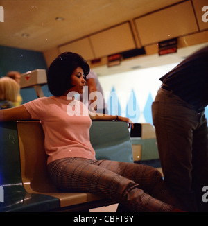 asiatische Frau sitzt im Stuhl auf Bowling-Bahn in 1960er Jahren LA Südkalifornien Stockfoto