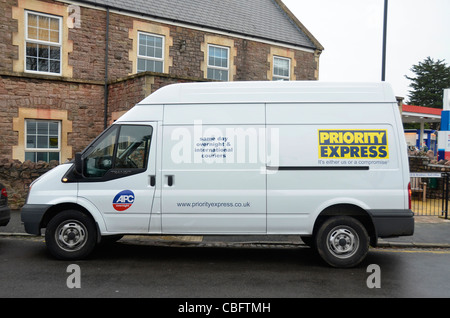 Priorität Express Delivery van, Bristol, England, UK Stockfoto