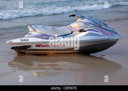 Waverunner Jetski am Strand von Patong in Patong, Phuket, Thailand Stockfoto