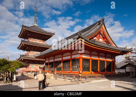 Die Halle der Schriften (Sutra Hall) und dreistöckige Pagode in den Kiyomizu-Dera Tempel-Komplex, Kyoto, Japan. Stockfoto