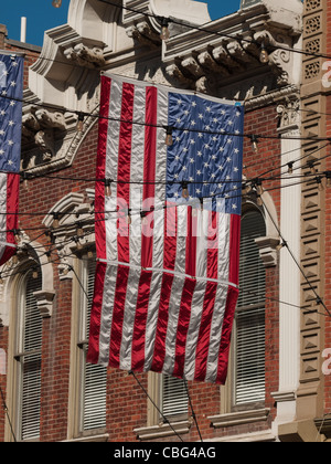 Larimer Square in Denver, Colorado mit amerikanischen Flaggen. Stockfoto