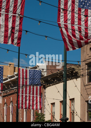 Larimer Square in Denver, Colorado mit amerikanischen Flaggen. Stockfoto