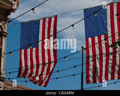 Larimer Square in Denver, Colorado mit amerikanischen Flaggen. Stockfoto