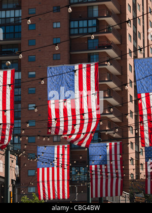 Larimer Square in Denver, Colorado mit amerikanischen Flaggen. Stockfoto