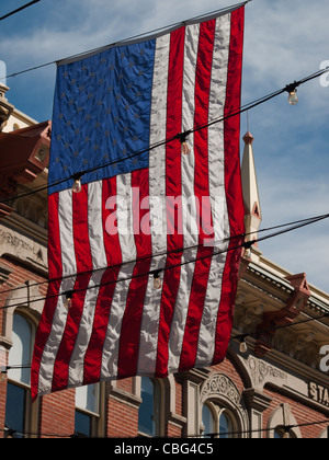 Larimer Square in Denver, Colorado mit amerikanischen Flaggen. Stockfoto