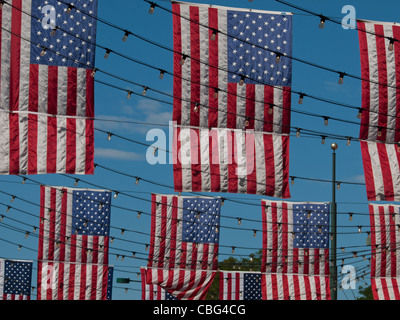Larimer Square in Denver, Colorado mit amerikanischen Flaggen. Stockfoto