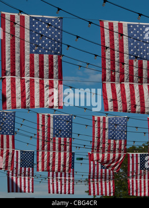Larimer Square in Denver, Colorado mit amerikanischen Flaggen. Stockfoto