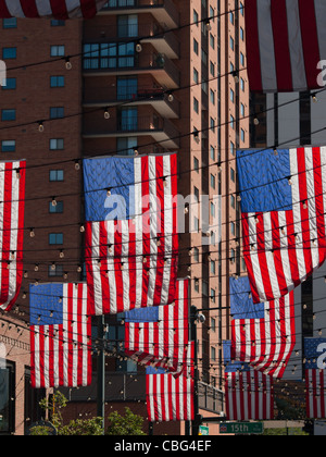 Larimer Square in Denver, Colorado mit amerikanischen Flaggen. Stockfoto