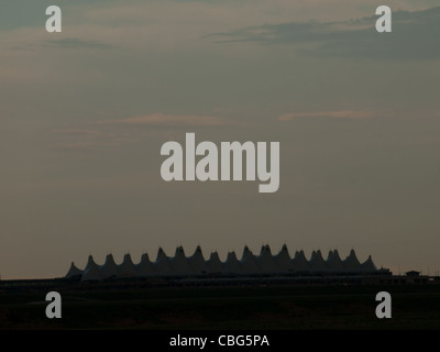 Denver International Airport in der Nacht. Stockfoto