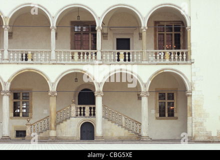 Gewölbten Kreuzgang im Innenhof, Burg Wawel, Krakau, Polen Stockfoto