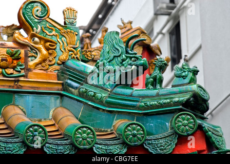 Chinesische Keramik Dach Fliesen bei Kwan Im Thong Hood Cho Tempel in Bugis, Singapur. Stockfoto