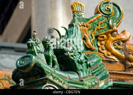 Chinesische Keramik Dach Fliesen bei Kwan Im Thong Hood Cho Tempel in Bugis, Singapur. Stockfoto