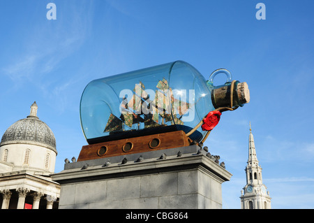 HMS Victory, Schiff in der Flasche (größte), 4. Sockel, Trafalgar Square, London, England, UK Stockfoto