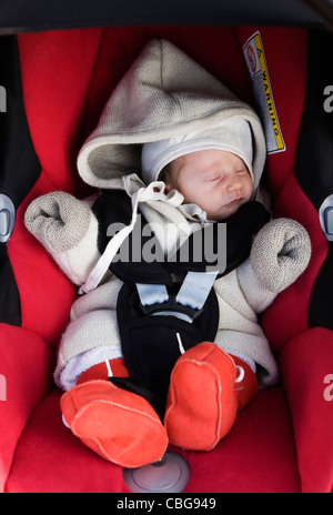 Ein Baby in einem Autositz schlafen Stockfoto