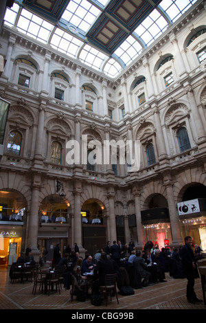 Royal Exchange Interior Grand Bar und Cafe mit den umliegenden Geschäften Stockfoto