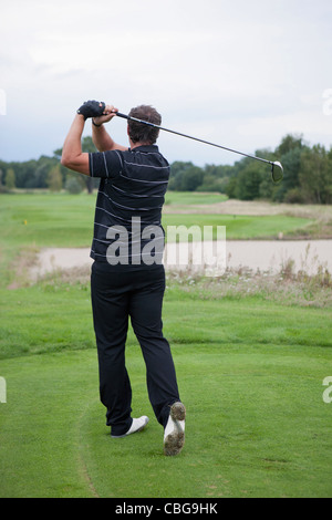 Ein Golfer Abschlag, Rückansicht Stockfoto