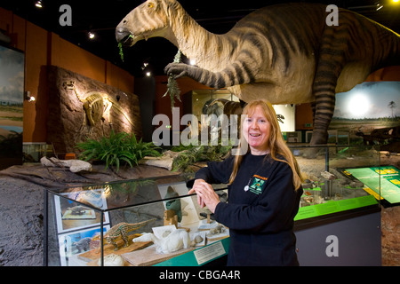 Penny Newbury. Paläontologe, Dinosauriermuseum, Sandown, Isle of Wight, England, Großbritannien, Rekonstruktion, Iguanodon, Skelett, Modell, Bernissartensis Stockfoto