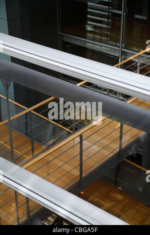 Erhöhten Laufstegen in einem Gebäude Stockfoto