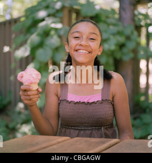 Ein junges Mädchen hält eine Eiswaffel Stockfoto