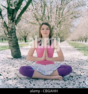 Ein Mädchen praktizieren Yoga im Lotussitz Stockfoto