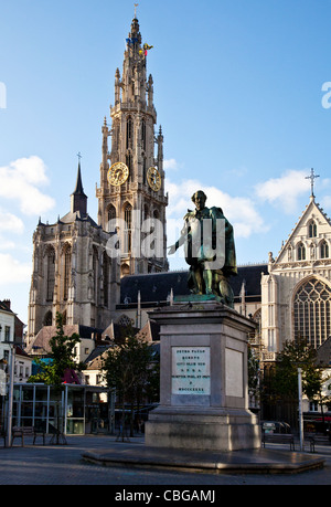 Die Statue von Rubens mit der Kathedrale Notre-Dame hinter in Groenplaats, Antwerpen, Belgien. Stockfoto