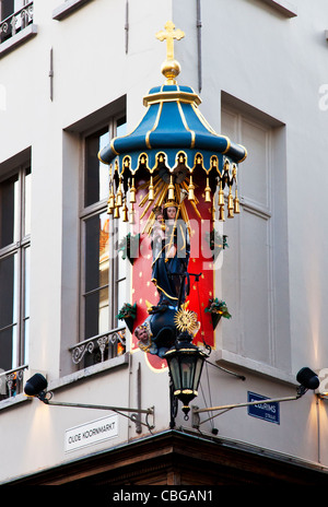 Religiösen Schrein an der Ecke eines Gebäudes in Antwerpen, Belgien. Stockfoto